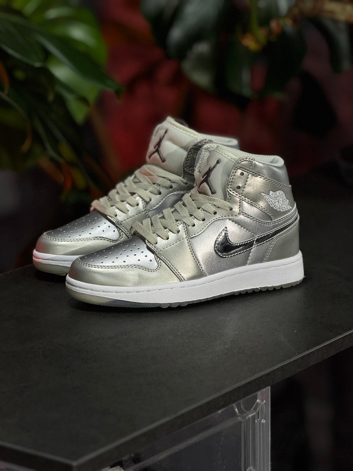 Air Jordan Retro 1 - Plateado