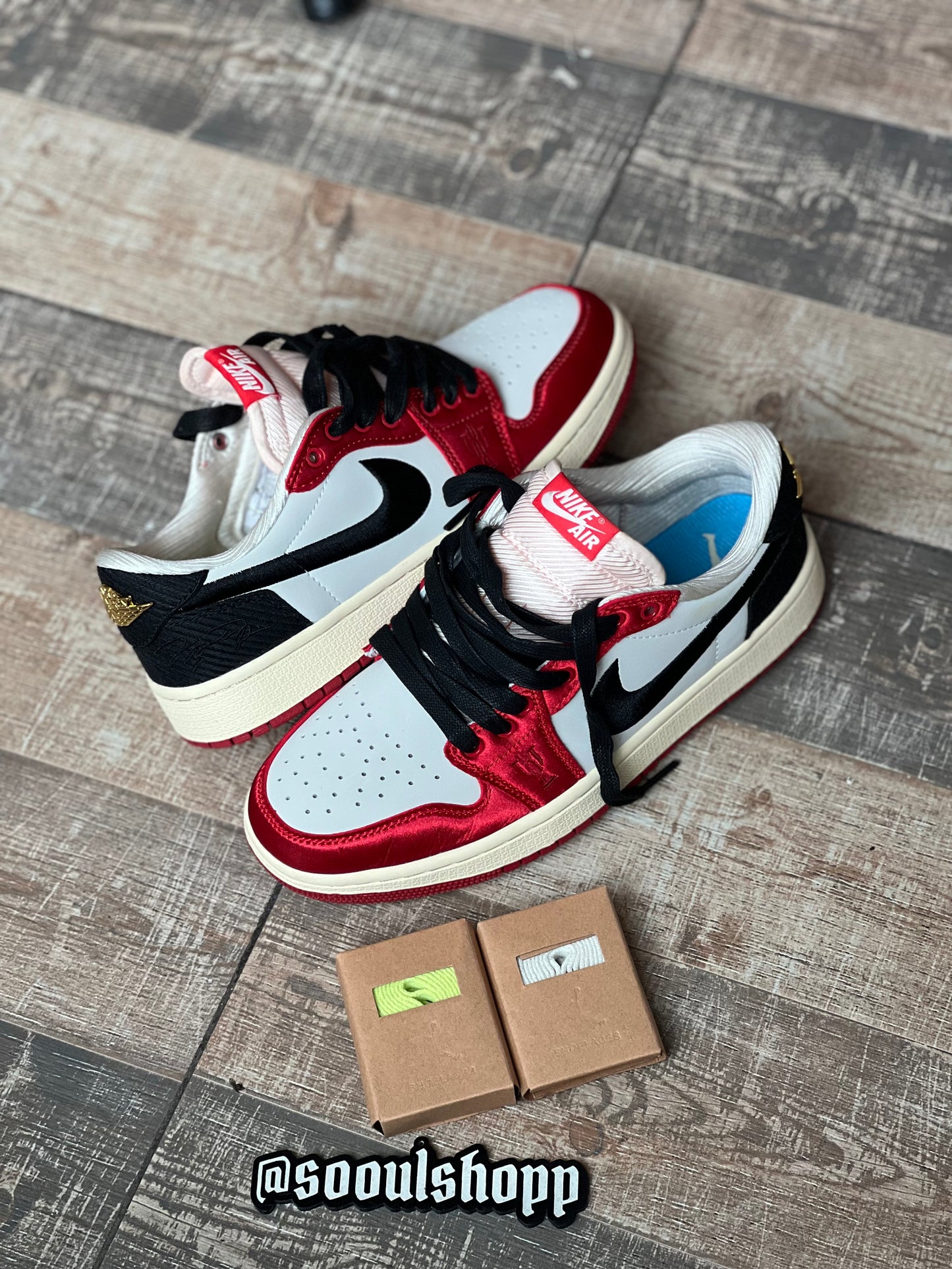 Jordan Retro 1 Low - Trophy Room Away
