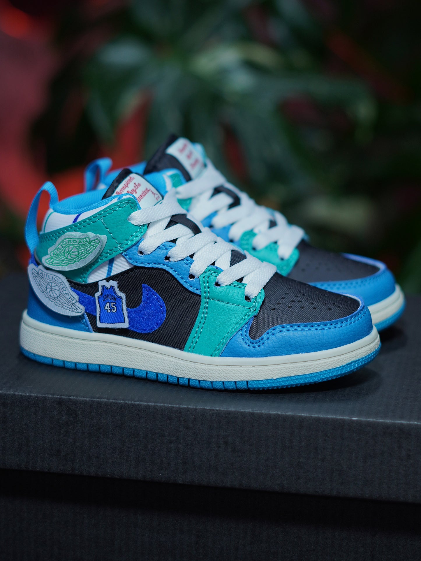 Air Jordan Retro 1 Mid "indpired By The Greatest" - Azul, Negro, Aguamarina