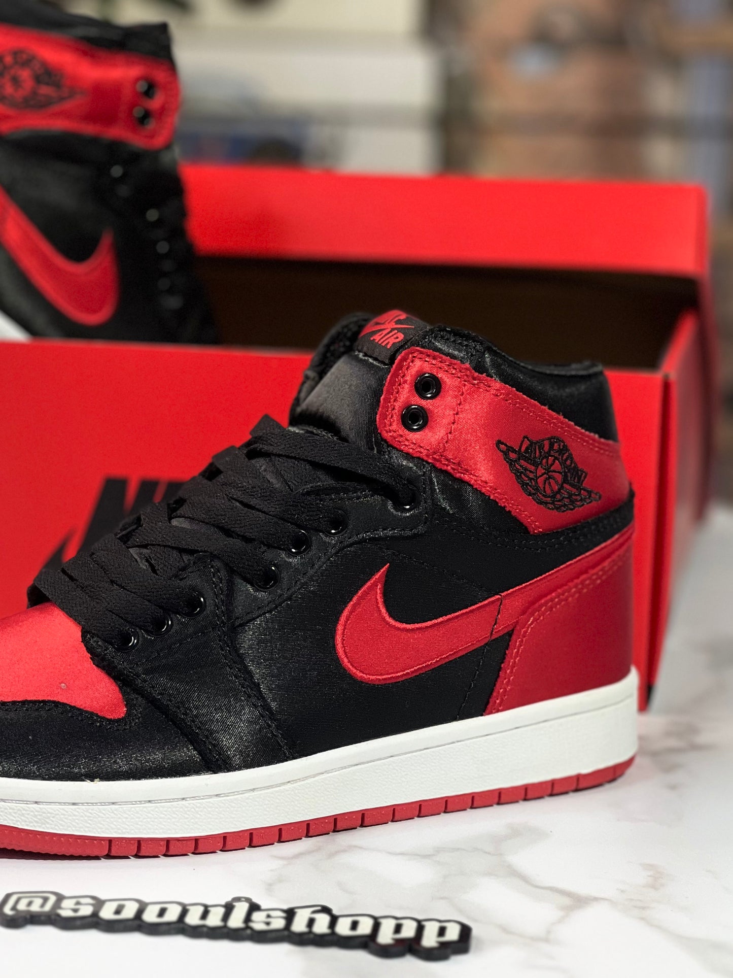 Air Jordan Retro 1 High / Satin Bred