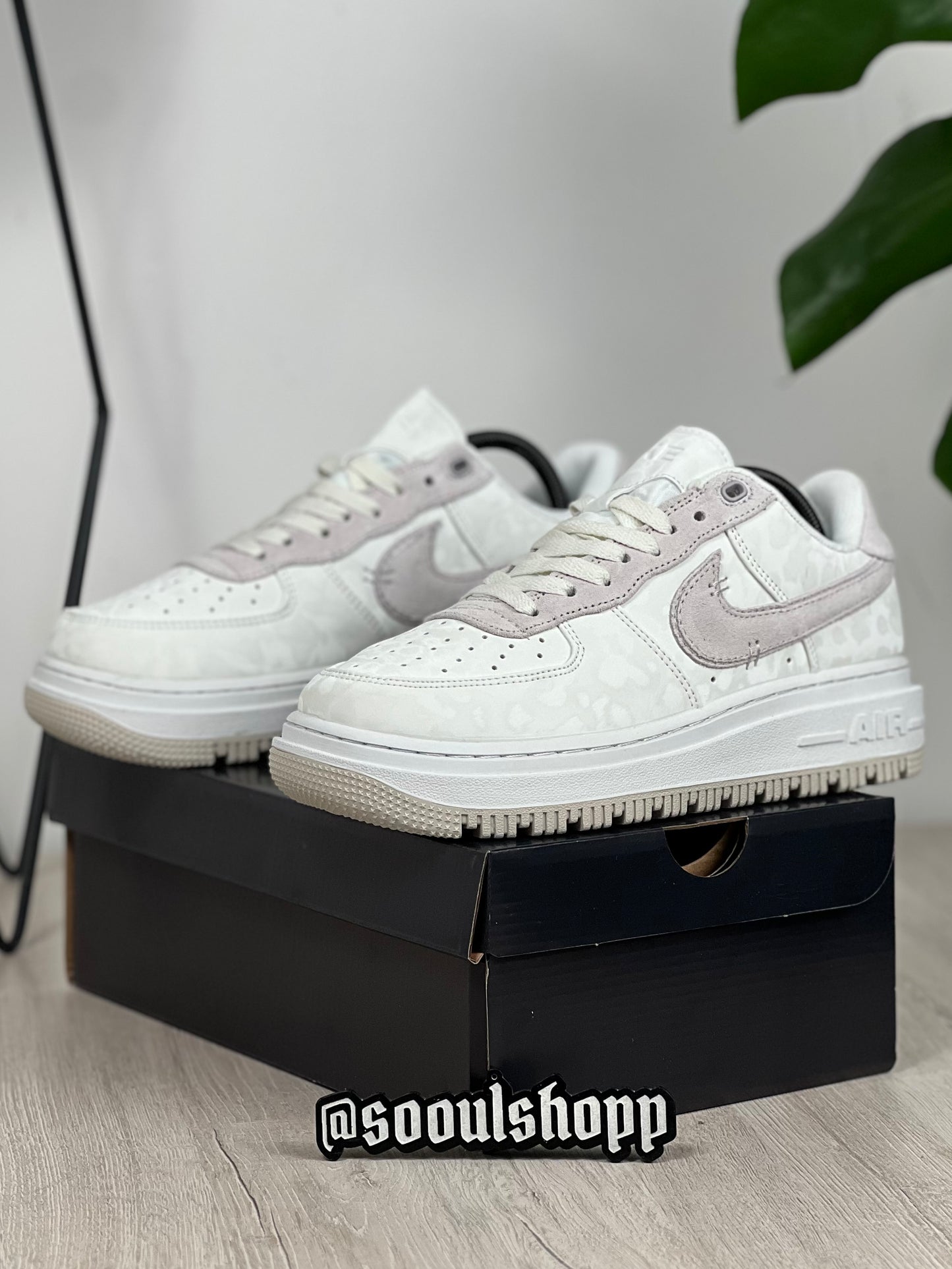 Nike Air Force 1 Luxe Triple White