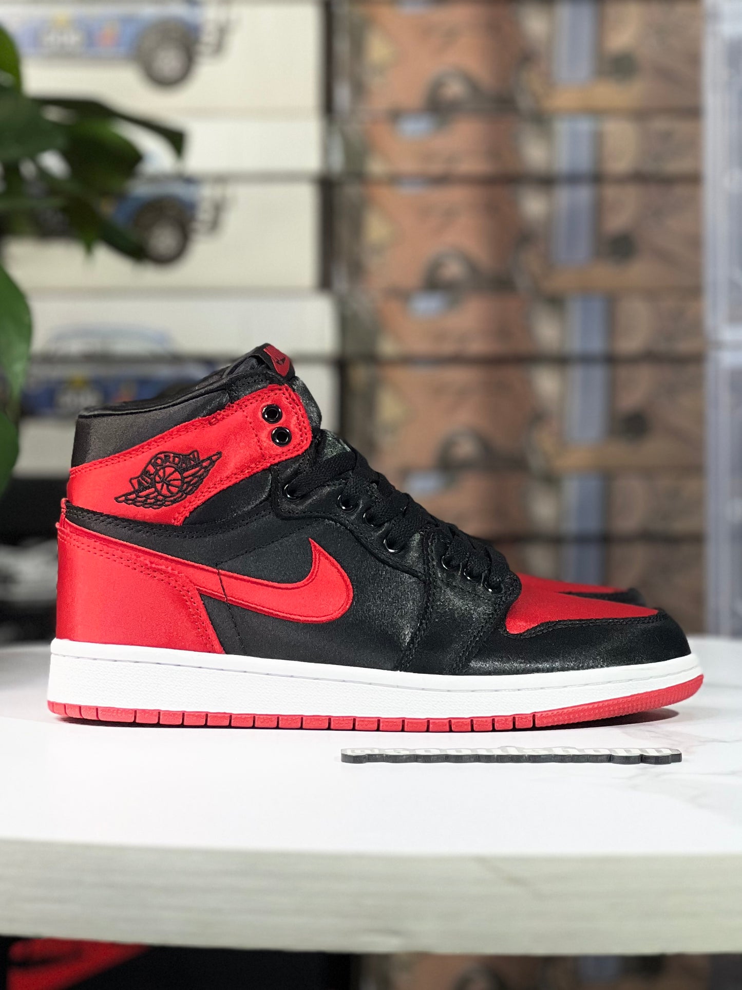 Air Jordan Retro 1 High / Satin Bred