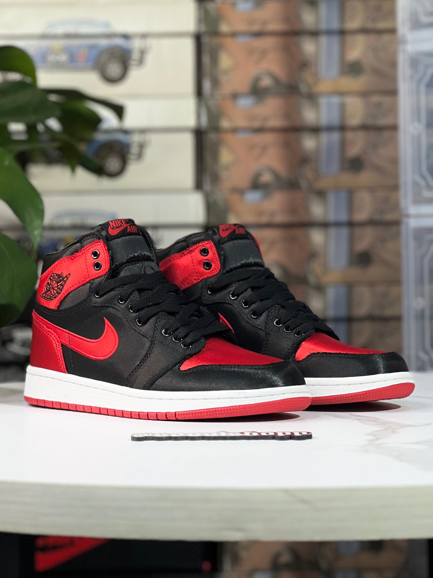 Air Jordan Retro 1 High / Satin Bred