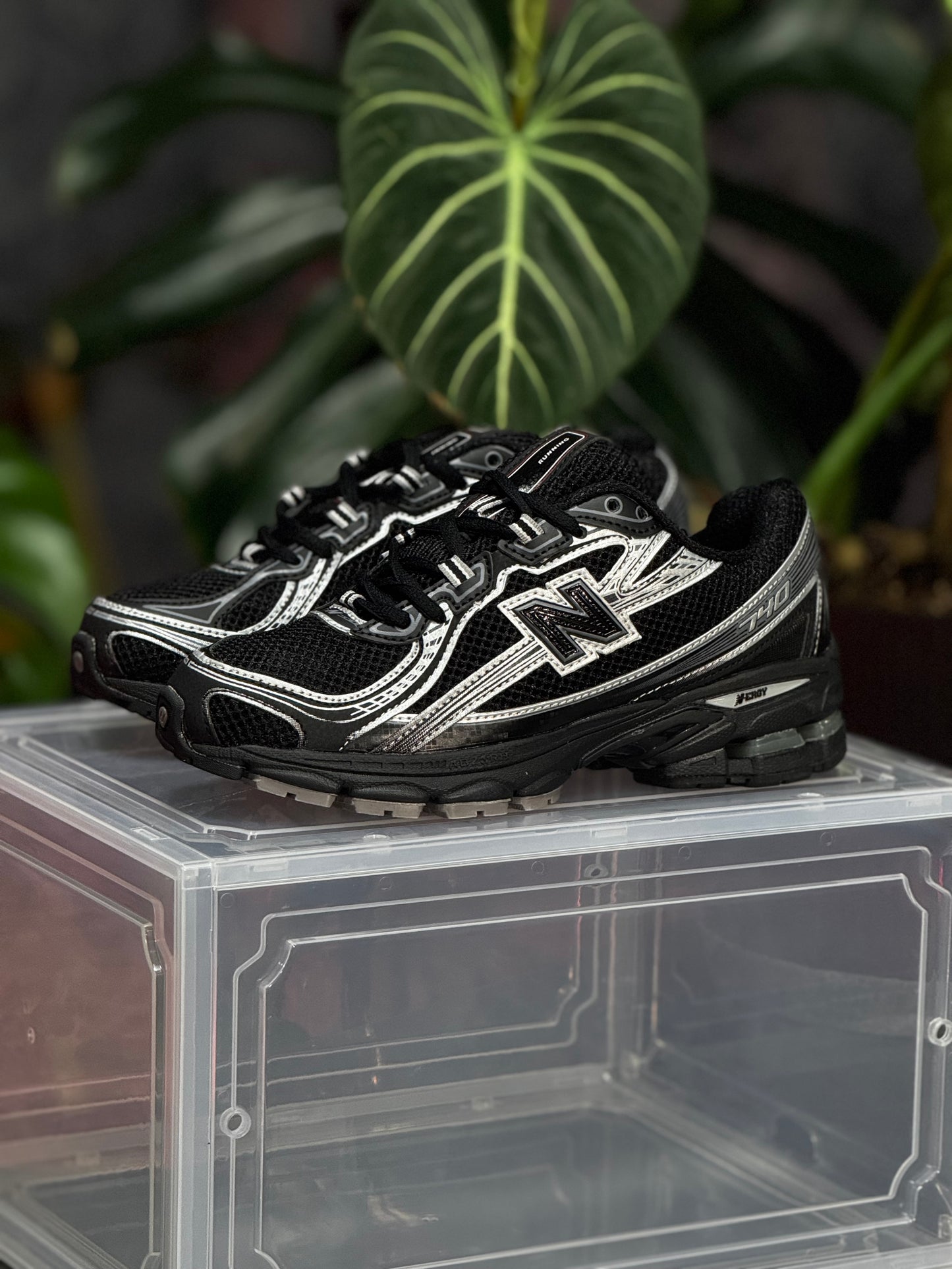 New Balance 740 - Negra, Plateado