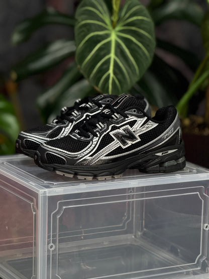 New Balance 740 - Negra, Plateado