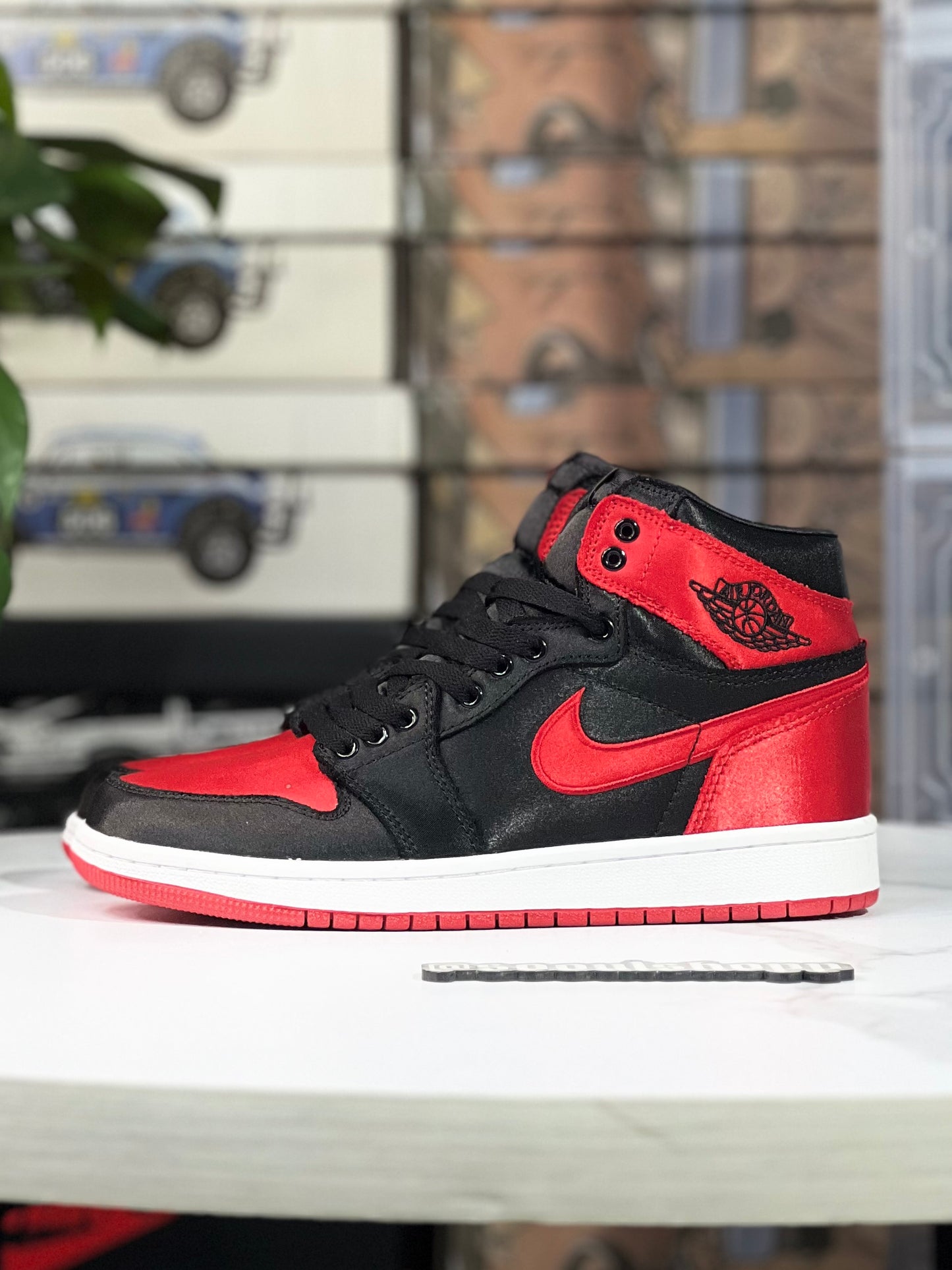 Air Jordan Retro 1 High / Satin Bred