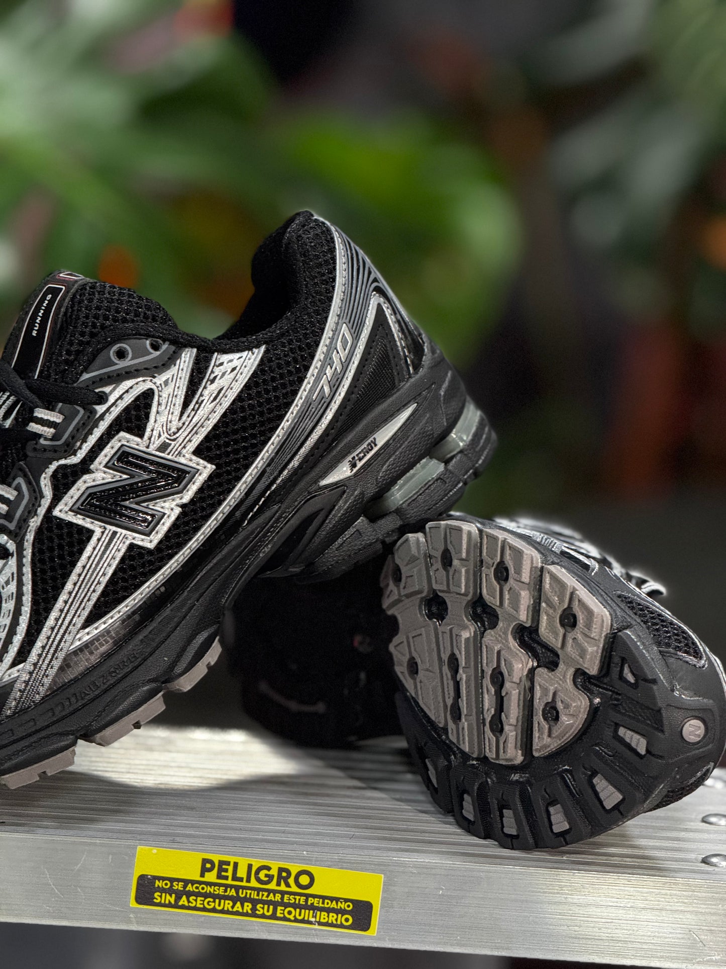 New Balance 740 - Negra, Plateado