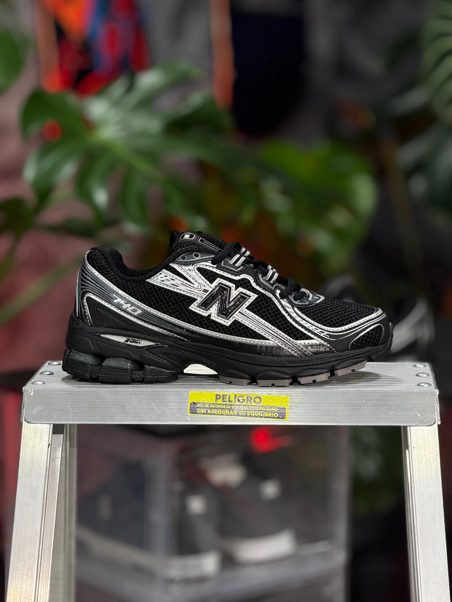 New Balance 740 - Negra, Plateado