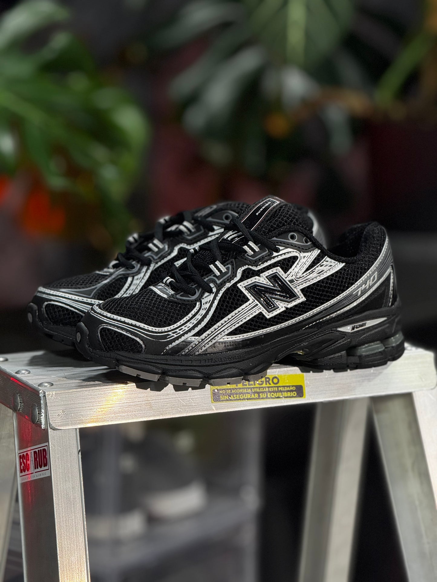 New Balance 740 - Negra, Plateado