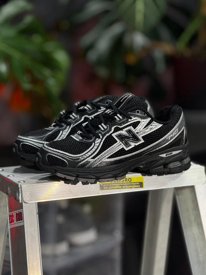 New Balance 740 - Negra, Plateado