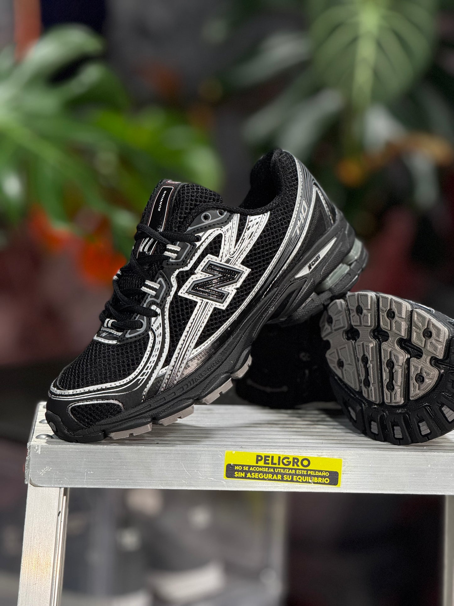 New Balance 740 - Negra, Plateado