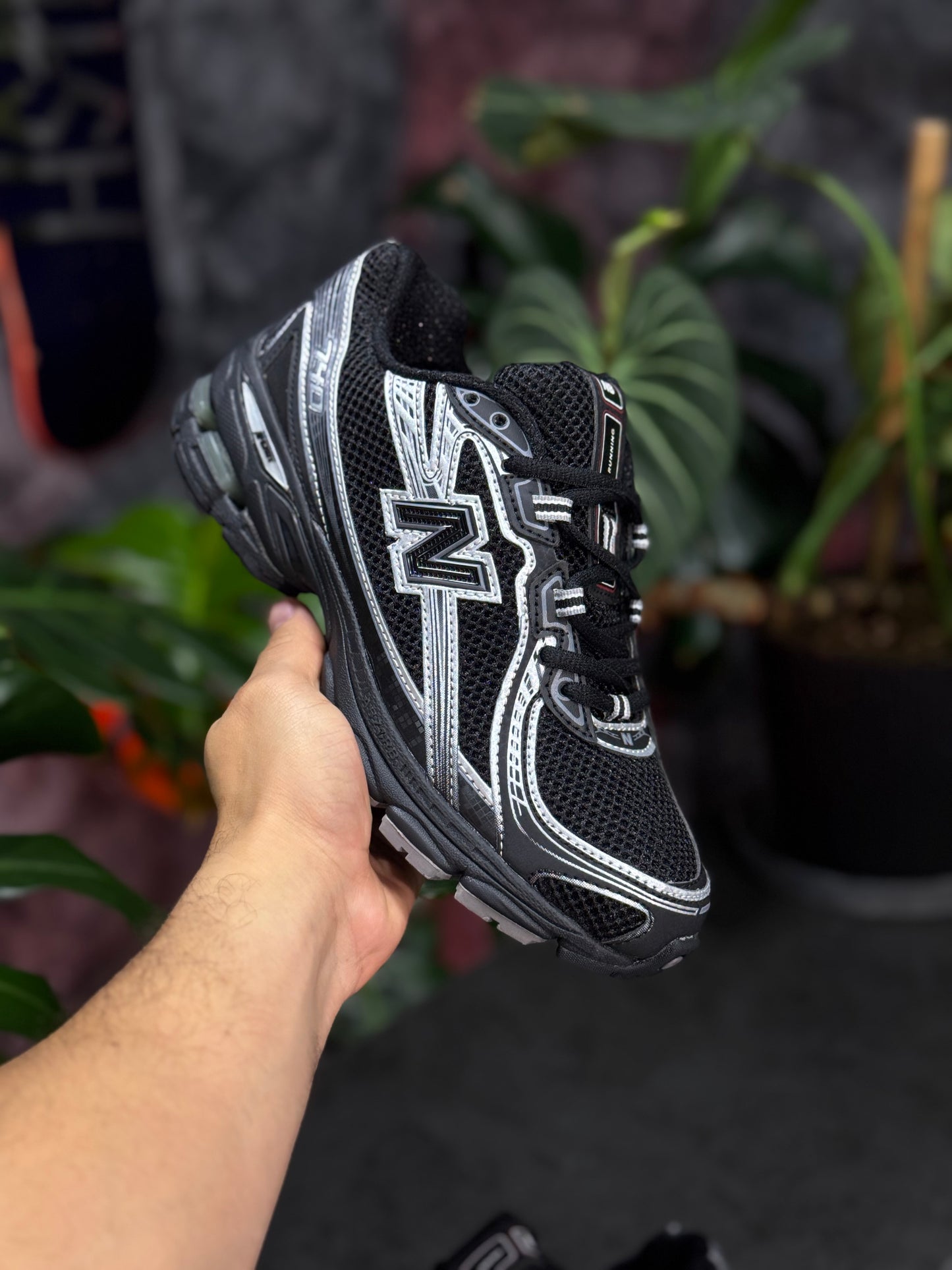 New Balance 740 - Negra, Plateado