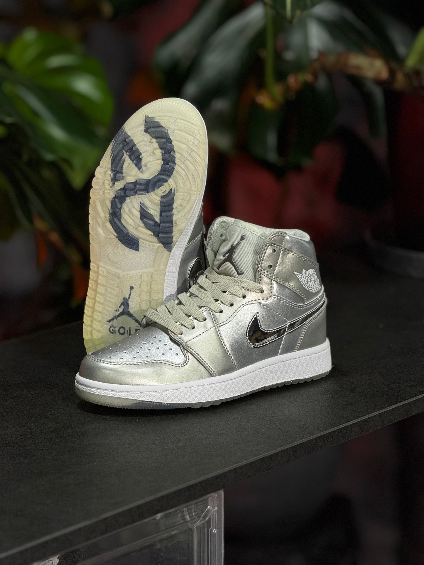 Air Jordan Retro 1 - Plateado