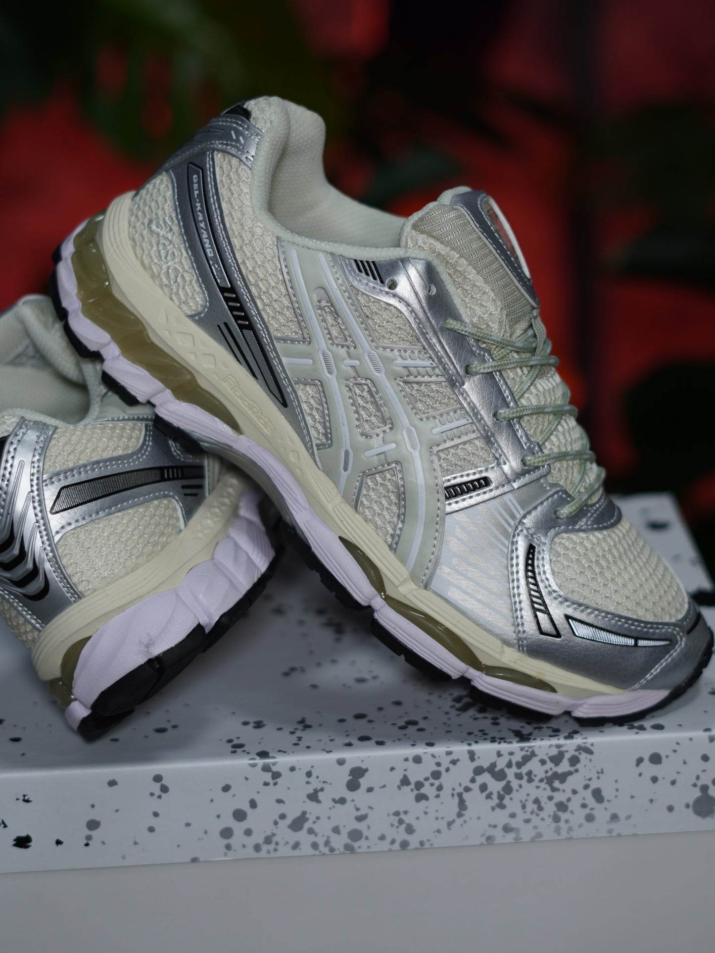 Asics Gel Kayano 12.1 - Crema, Plateado