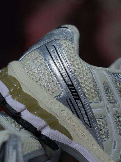 Asics Gel Kayano 12.1 - Crema, Plateado