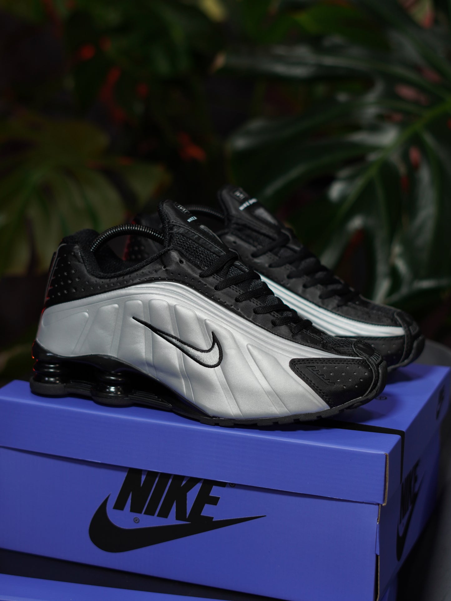 Nike Shox R4 - Plateado, Negro