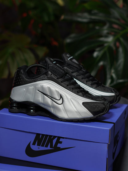 Nike Shox R4 - Plateado, Negro