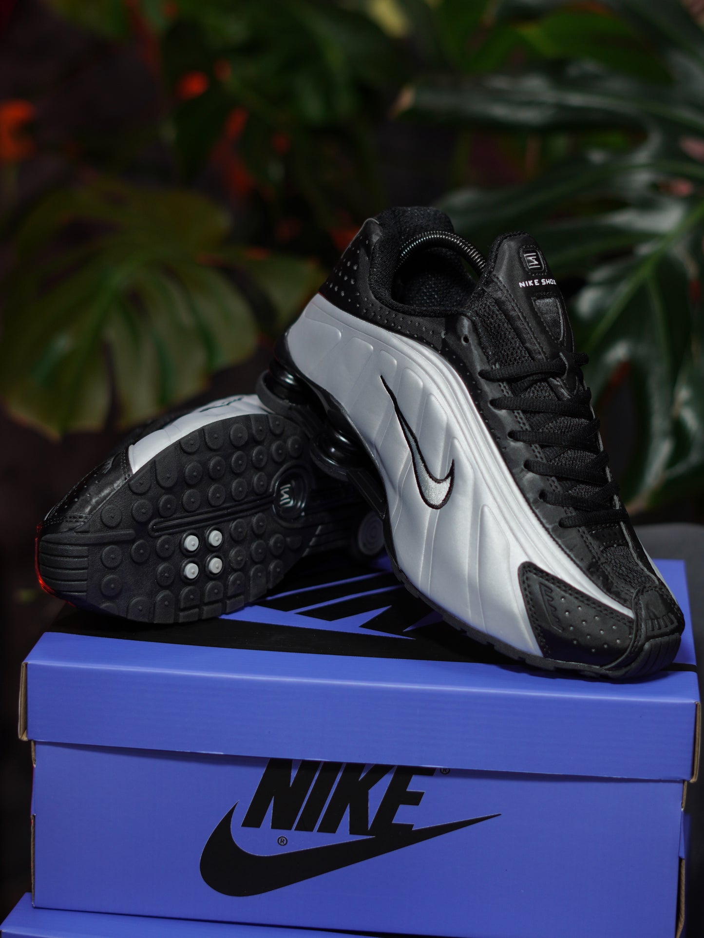 Nike Shox R4 - Plateado, Negro