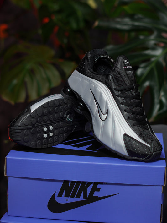 Nike Shox R4 - Plateado, Negro