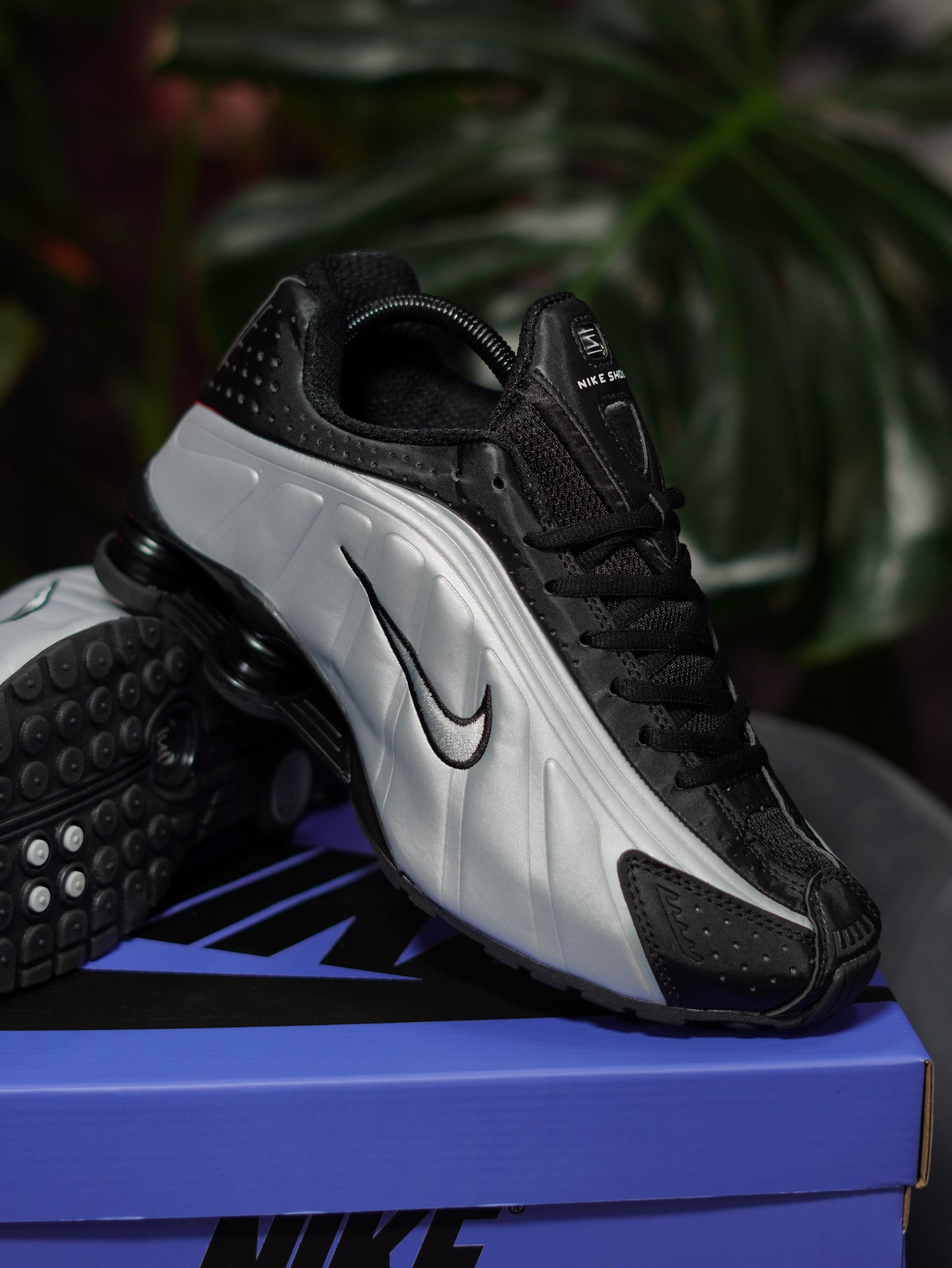 Nike Shox R4 - Plateado, Negro