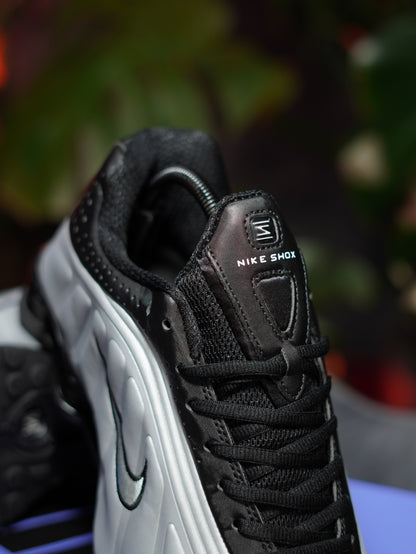 Nike Shox R4 - Plateado, Negro