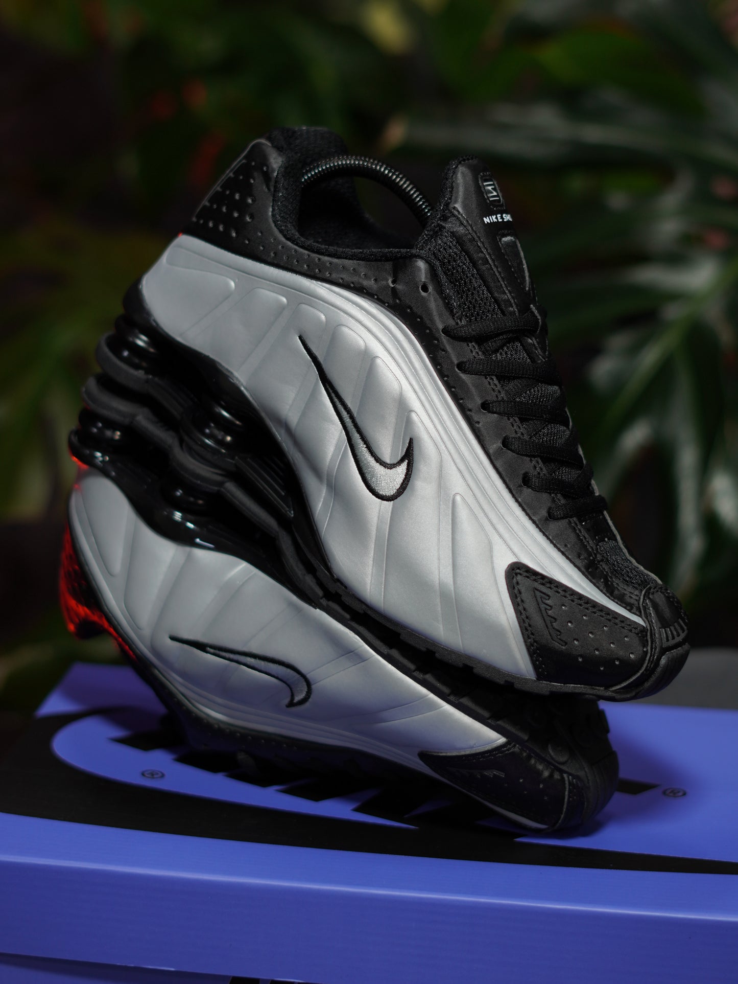 Nike Shox R4 - Plateado, Negro