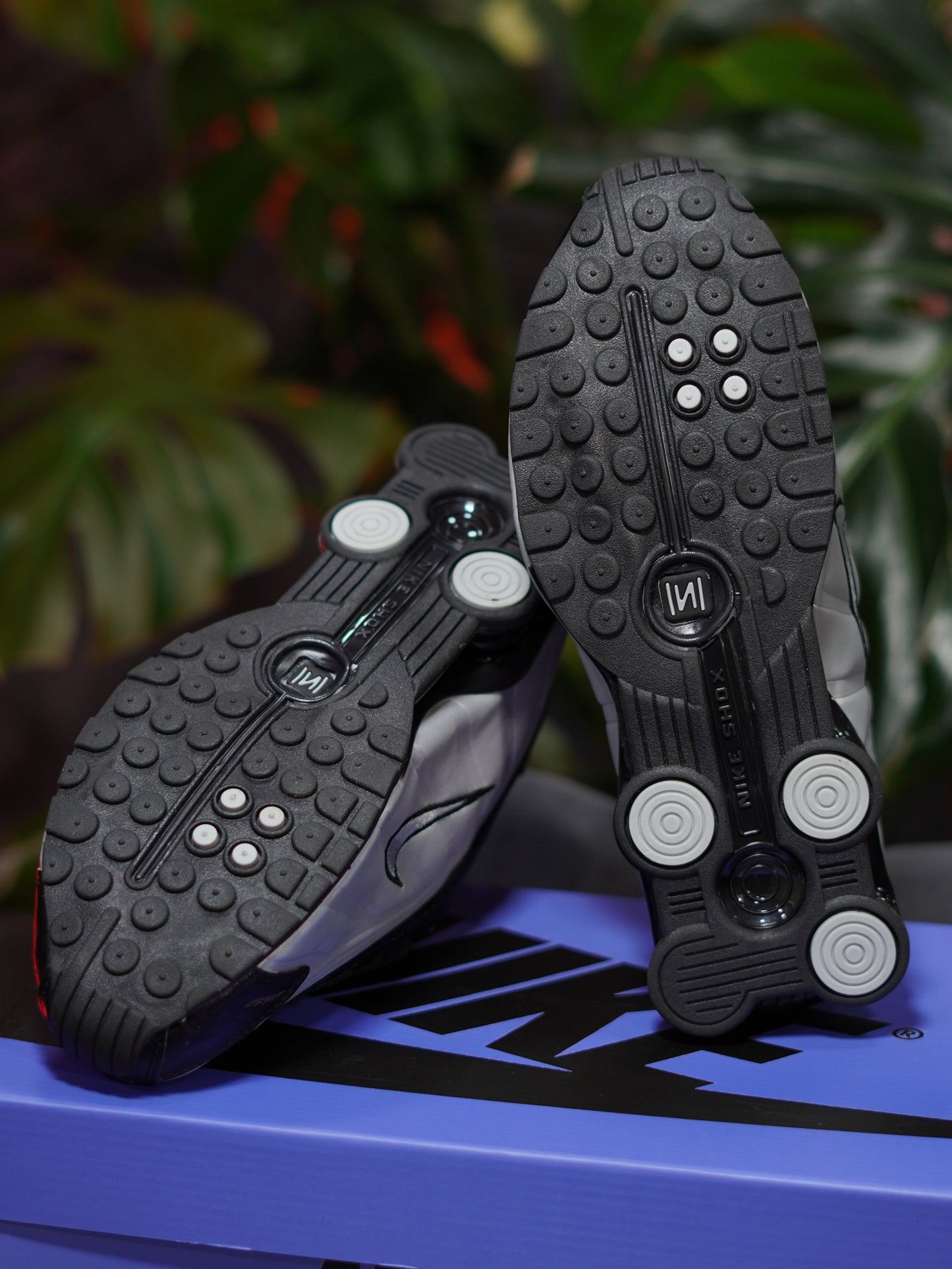 Nike Shox R4 - Plateado, Negro