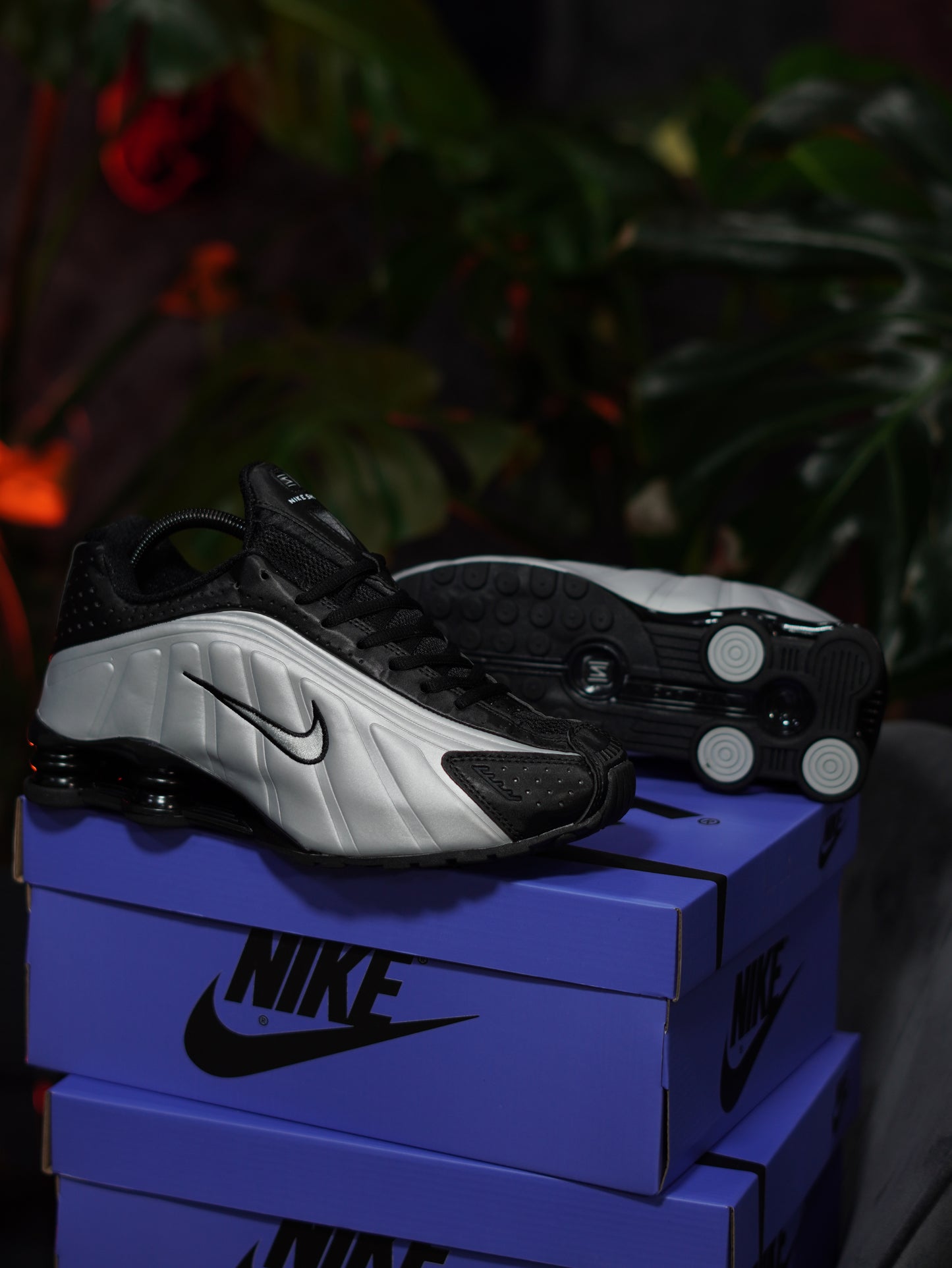 Nike Shox R4 - Plateado, Negro