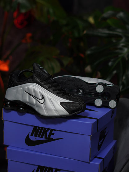 Nike Shox R4 - Plateado, Negro