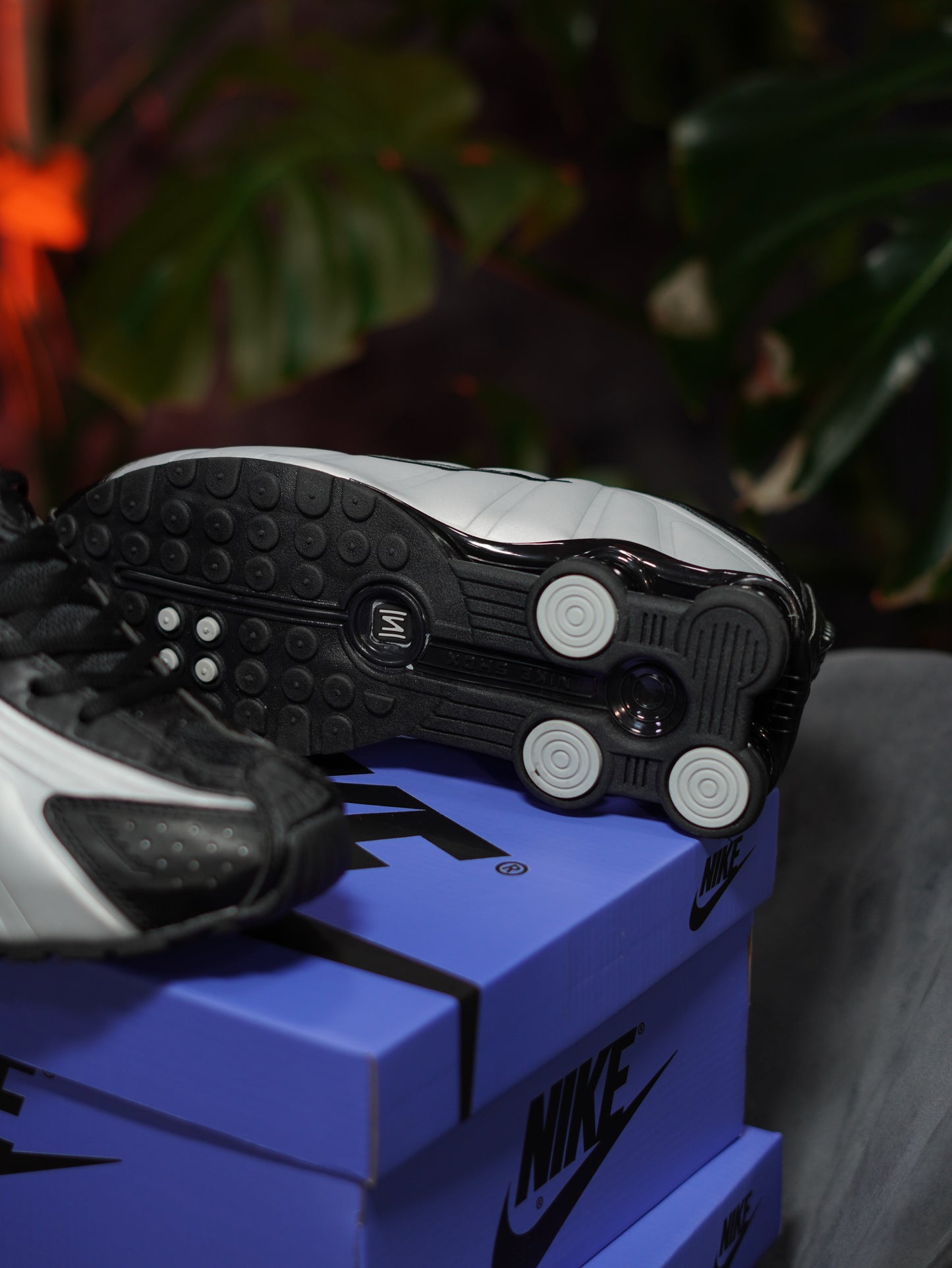 Nike Shox R4 - Plateado, Negro