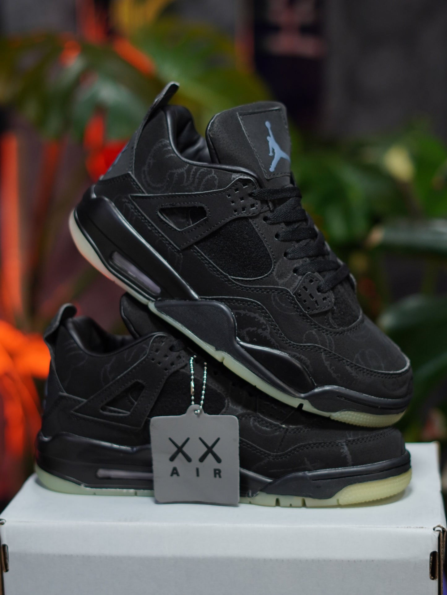 Air Jordan Retro 4 KAWS - Negro