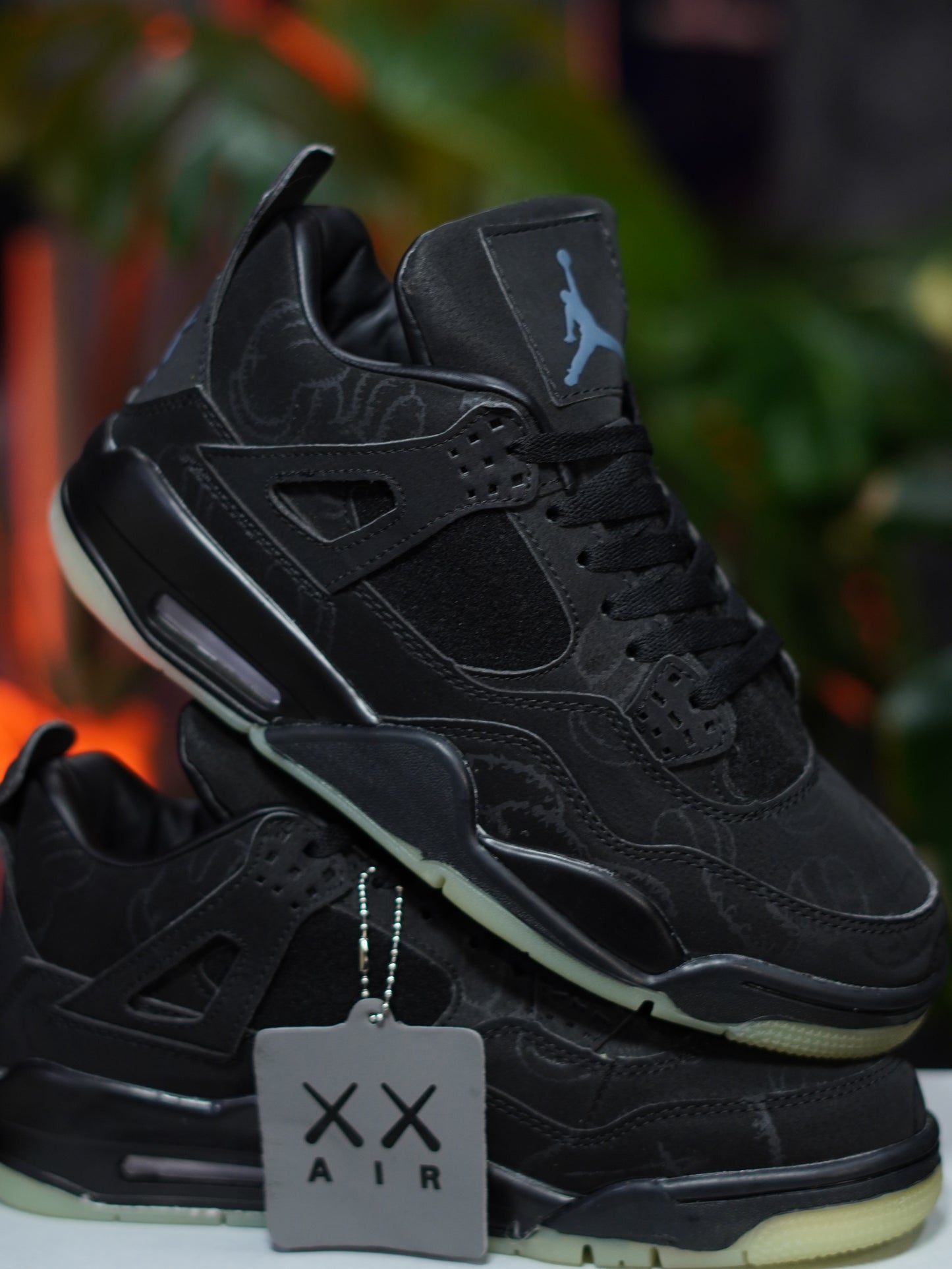 Air Jordan Retro 4 KAWS - Negro