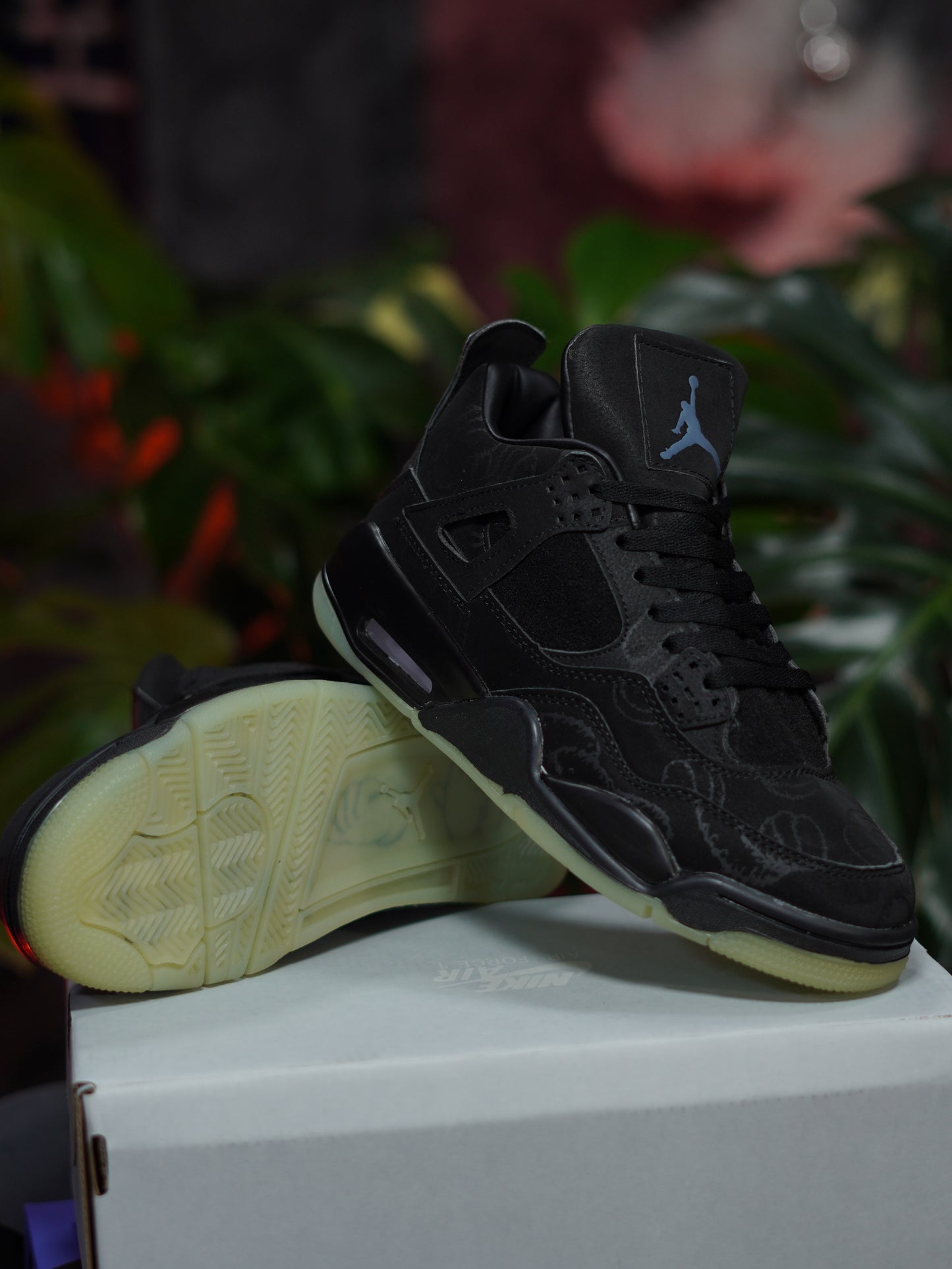 Air Jordan Retro 4 KAWS - Negro