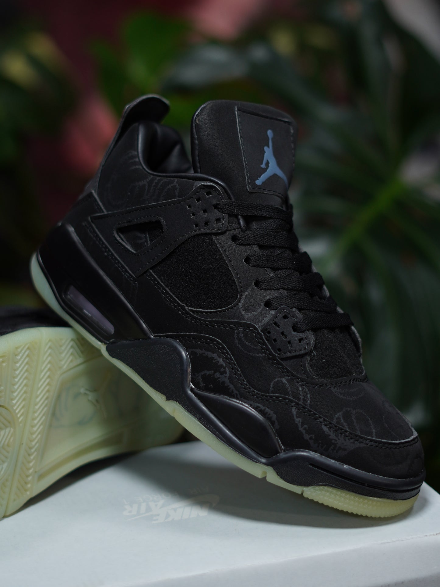 Air Jordan Retro 4 KAWS - Negro