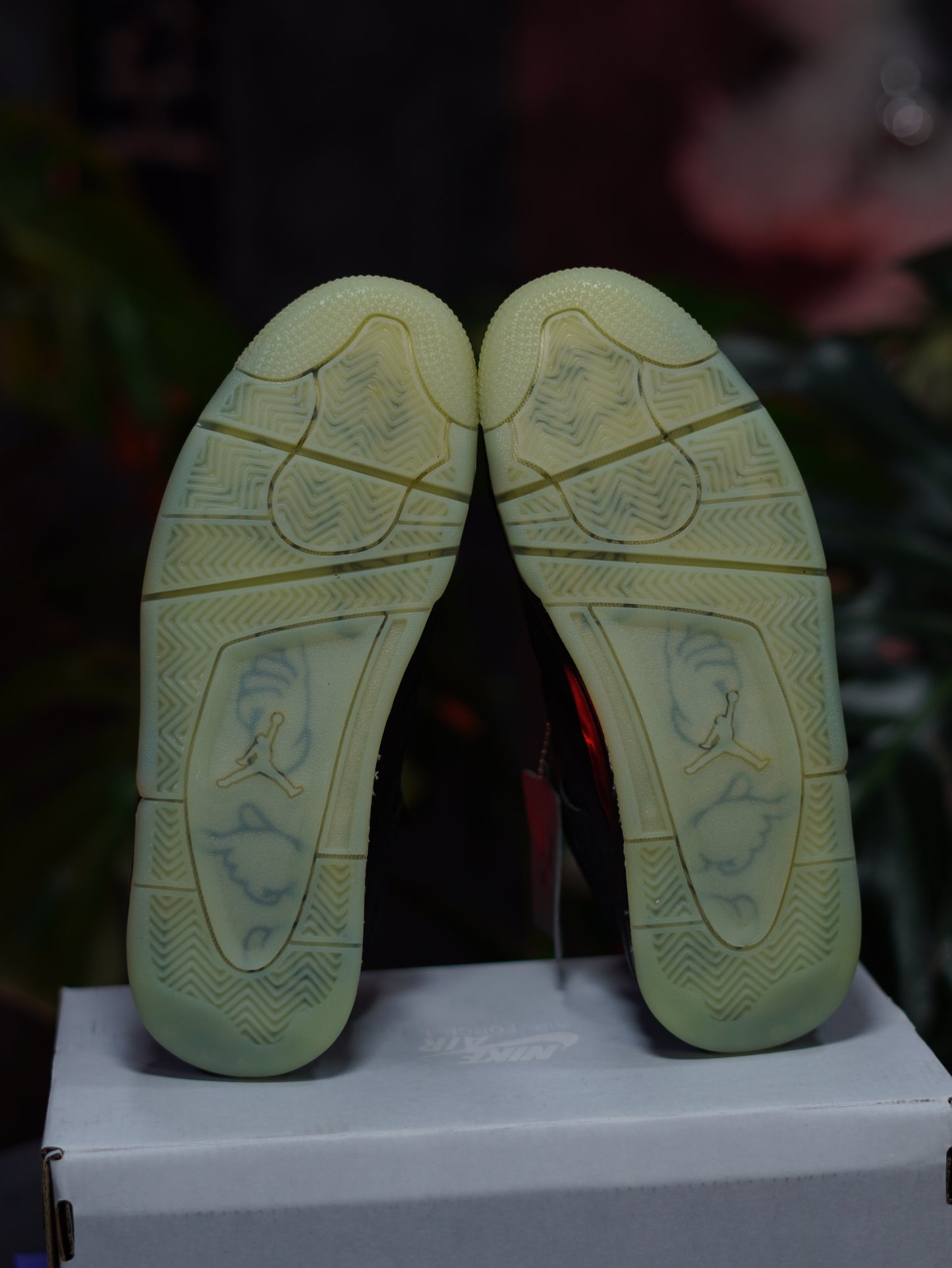 Air Jordan Retro 4 KAWS - Negro