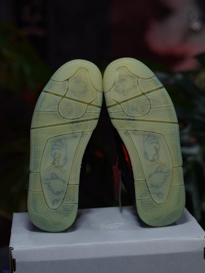 Air Jordan Retro 4 KAWS - Negro