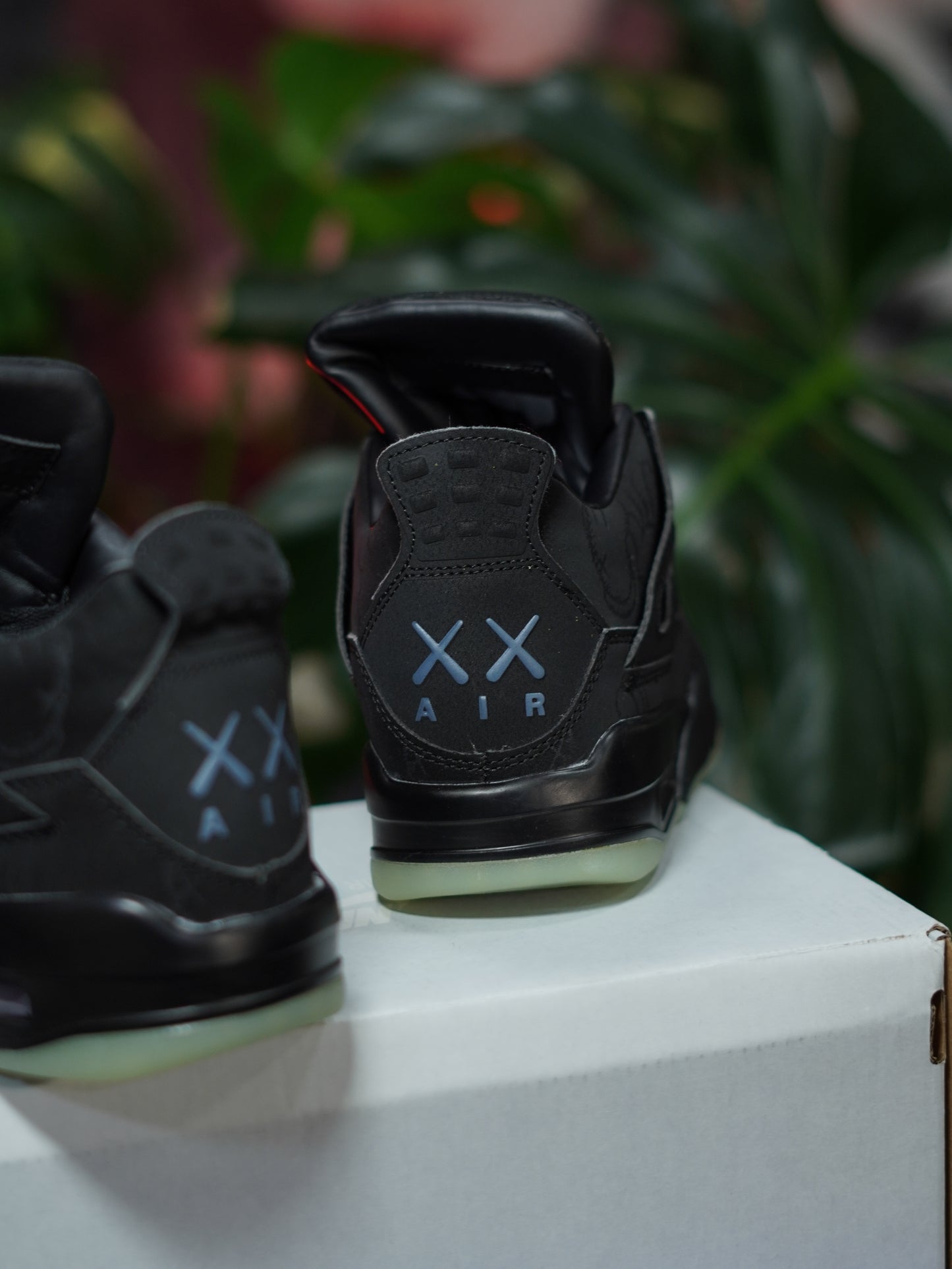 Air Jordan Retro 4 KAWS - Negro
