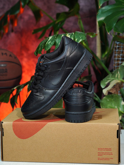 Nike SB Dunk Triple Black