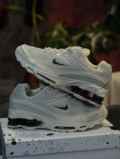 NIKE SHOX BEIGE NEGRO