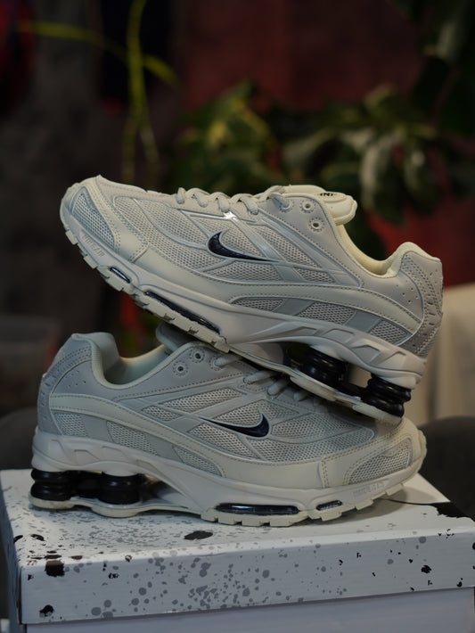 NIKE SHOX BEIGE NEGRO
