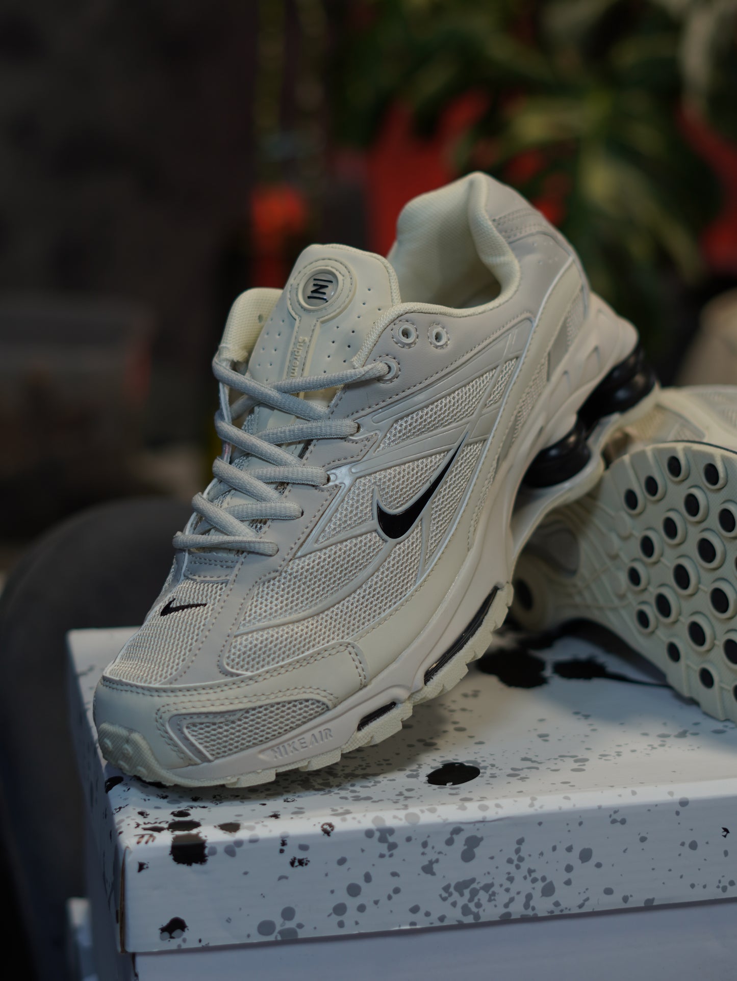 NIKE SHOX BEIGE NEGRO