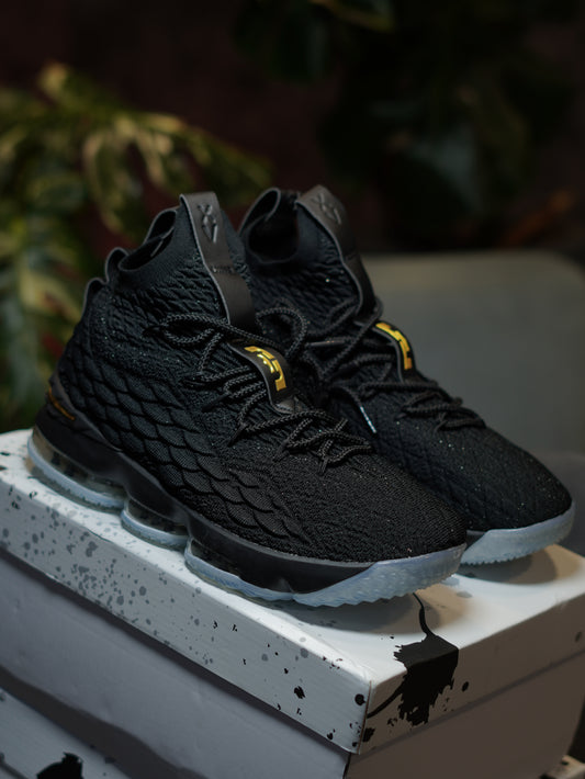 Nike LeBron 15 Negro Dorado