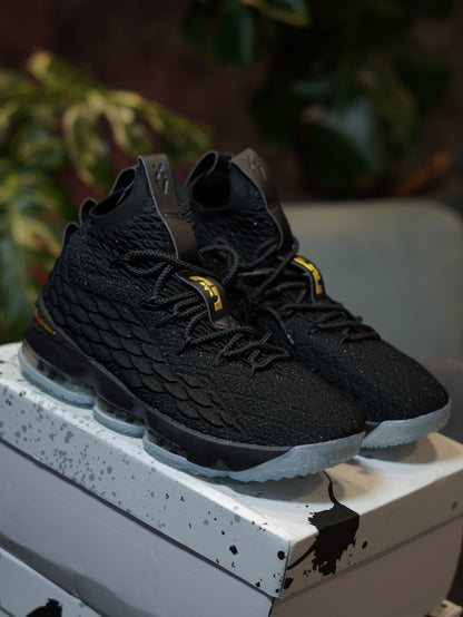 Nike LeBron 15 Negro Dorado