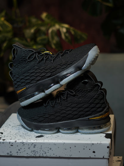 Nike LeBron 15 Negro Dorado
