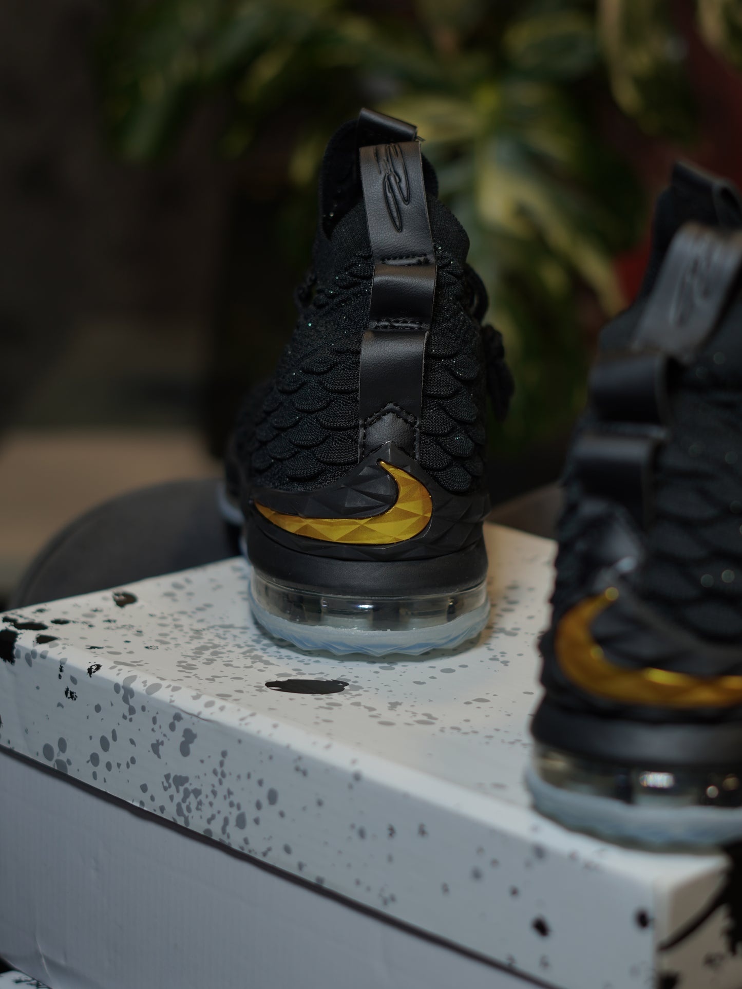 Nike LeBron 15 Negro Dorado