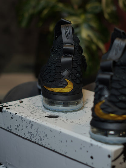 Nike LeBron 15 Negro Dorado