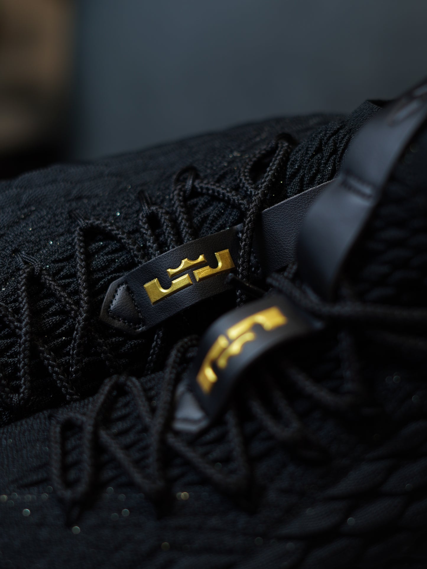 Nike LeBron 15 Negro Dorado