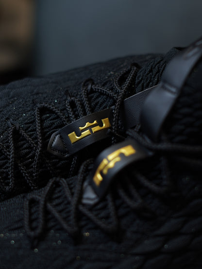 Nike LeBron 15 Negro Dorado