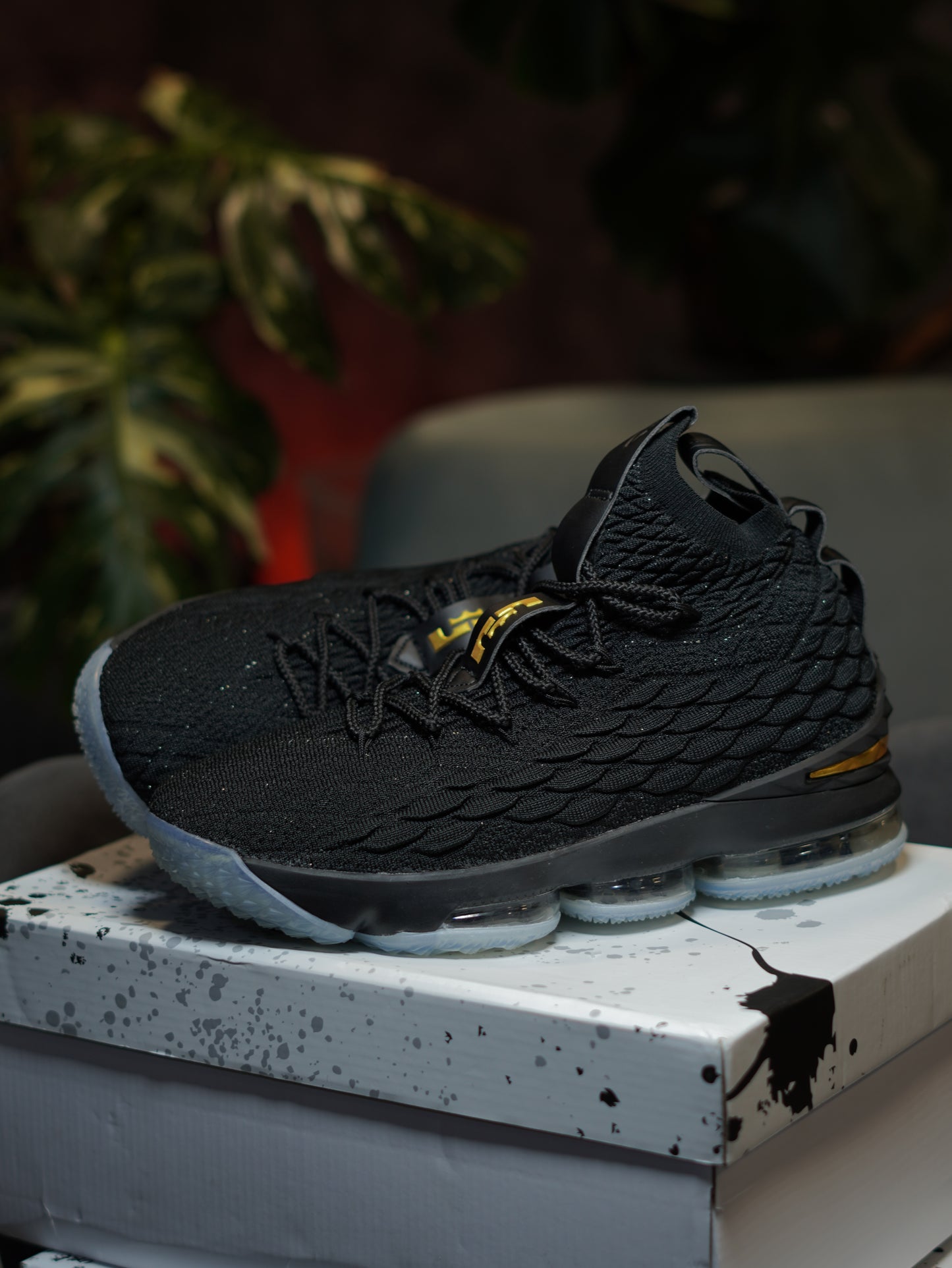 Nike LeBron 15 Negro Dorado