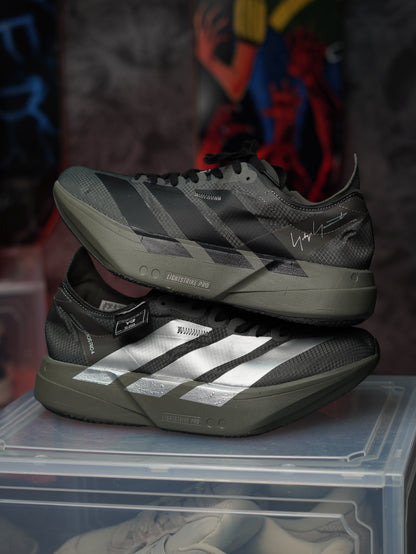 Adidas Y-3 Adios Pro 4 en color "Cinder Black"